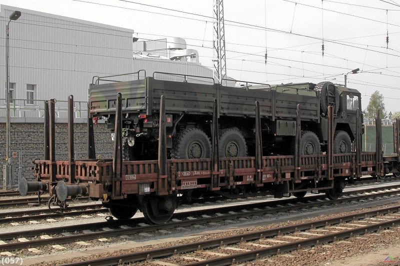 Bahn 057.jpg - Flachwagen Kbs (Rungenwagen) beladen mit einem LKW der Bundeswehr (güterwagen)